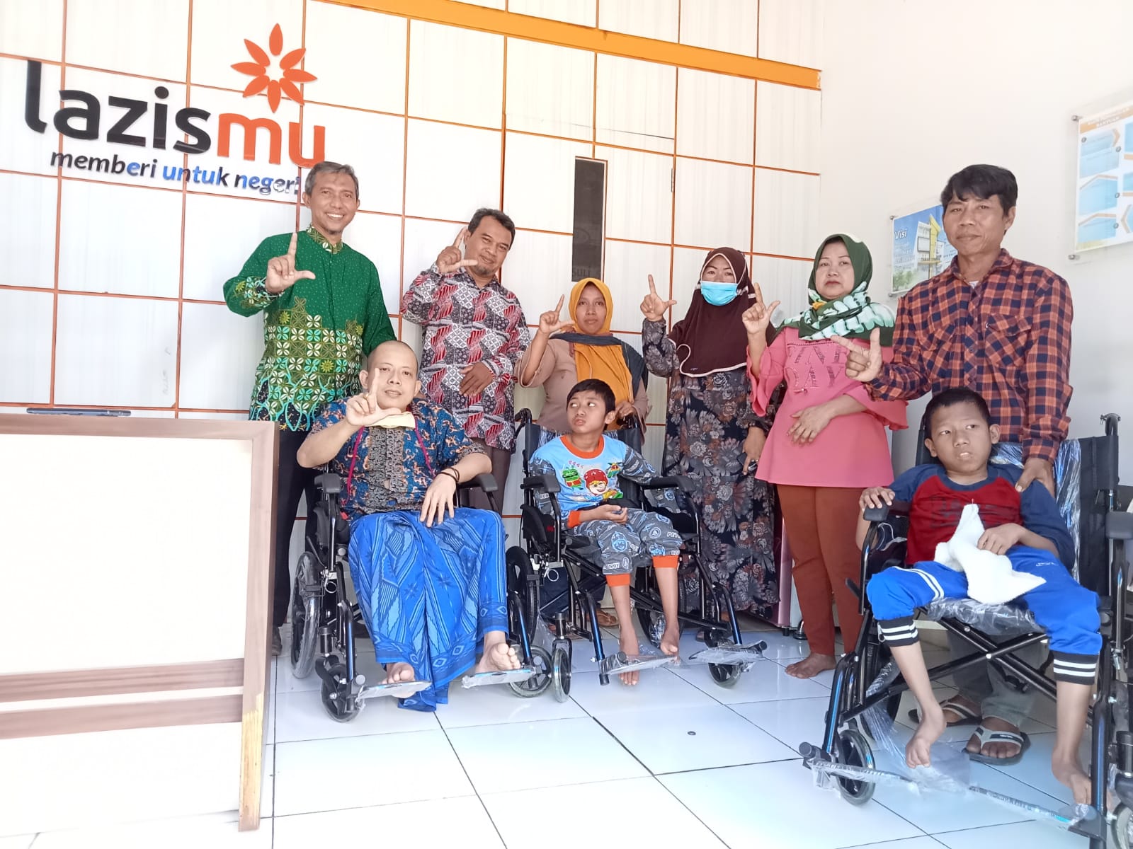 Lazismu Bantu Kursi Roda